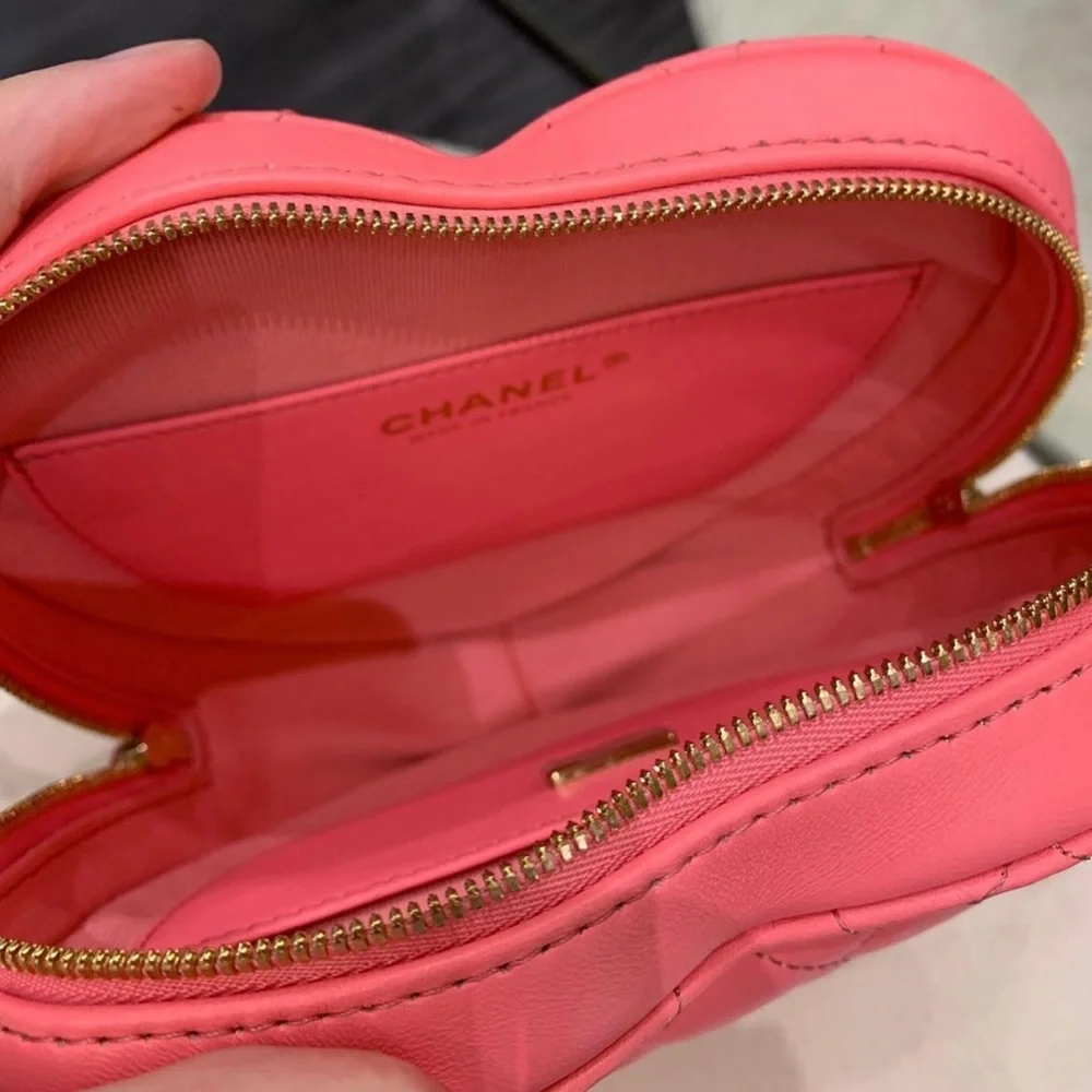 Chanel 💝 22S Love Pink Heart Bag LGHW - Picture 9 of 9
